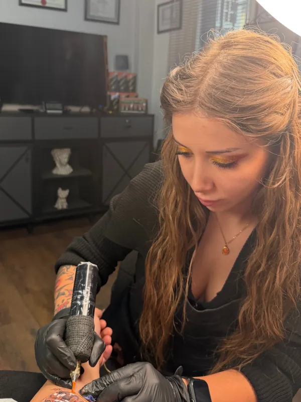 Merve Şengün dövme yaparken