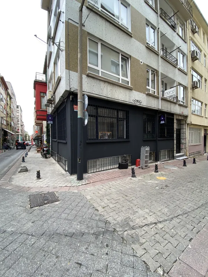 MŞ Tattoo stüdyosu, Moda — Dalga Sokağı’nın köşesindeki siyah cephe