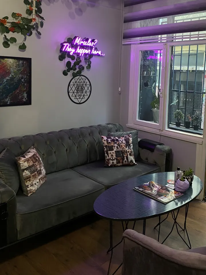 MŞ Tattoo stüdyosu, Moda — Salon, mor neonun altında