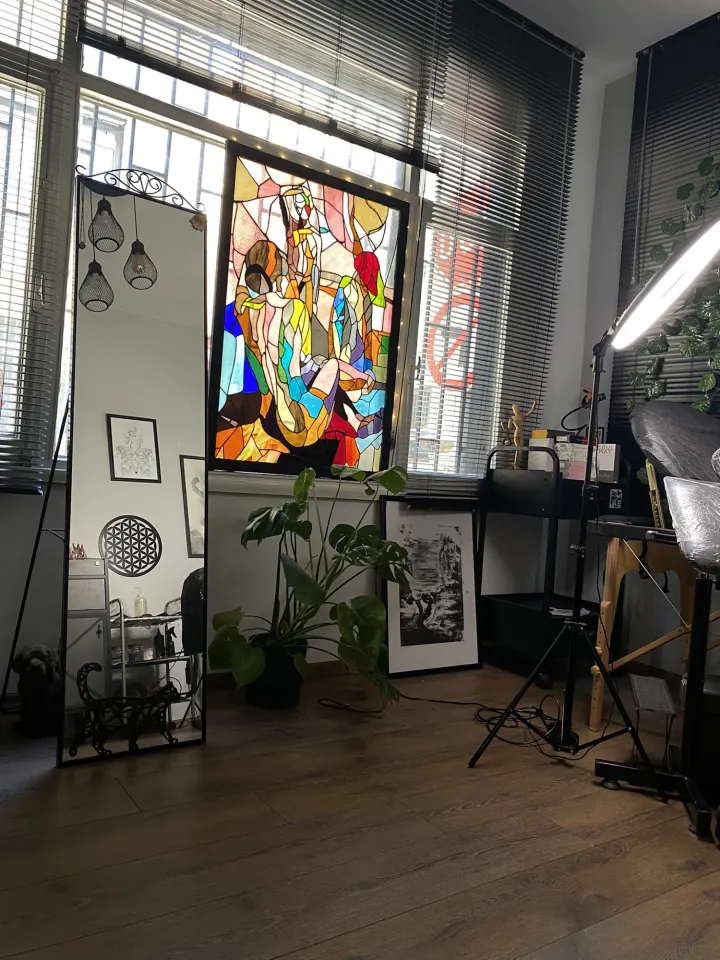 MŞ Tattoo stüdyosu, Moda — Dövme odası: vitray ve gün ışığı